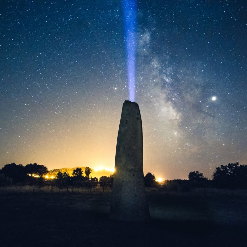 Pierre dressée sous un ciel étoilé