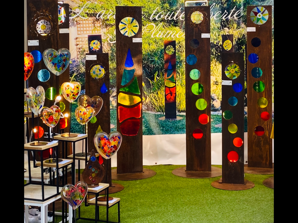 Installation de poteaux en bois et verre coloré dans un jardin