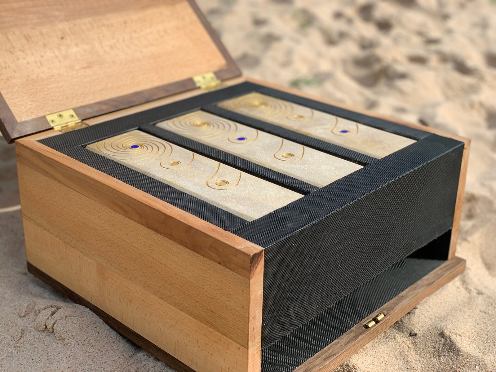 Le Coffret — pierres et triptyque
